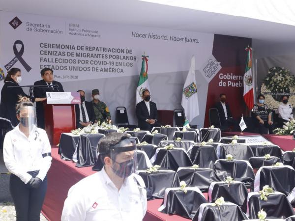 “Todo México le debe tanto a los migrantes”: MBH; entrega cenizas de 105 poblanos fallecidos en EE.UU. por COVID-19