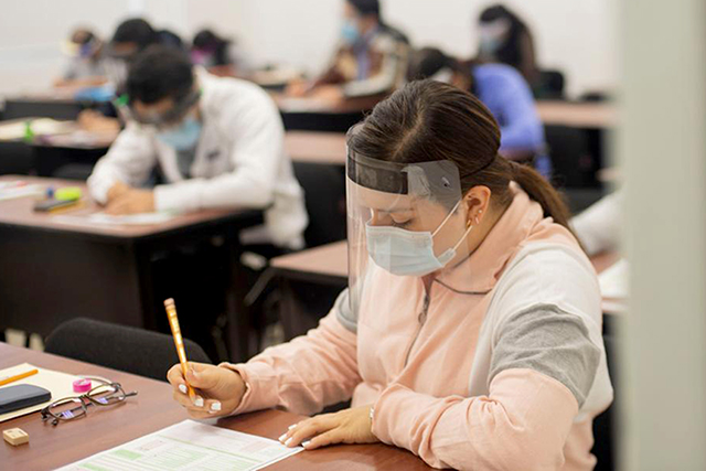 Con estrictas medidas de seguridad, 192 egresados de Medicina realizaron el examen EGEL-MEDI del Ceneval
