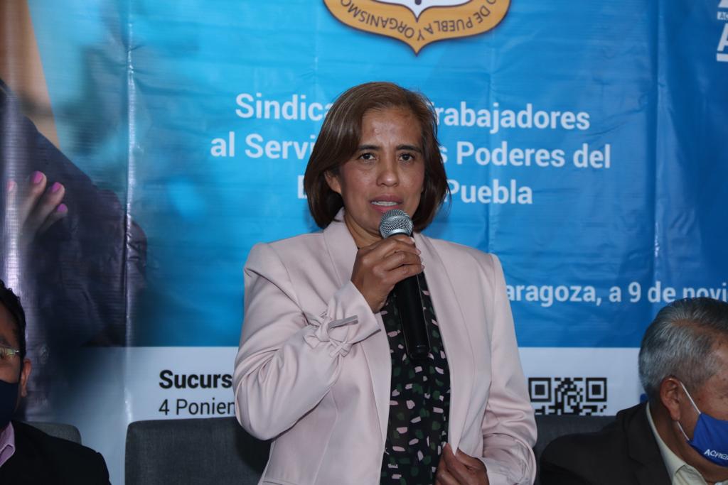 Virginia Meza Cruz firma convenio con la cooperativa Acreimex