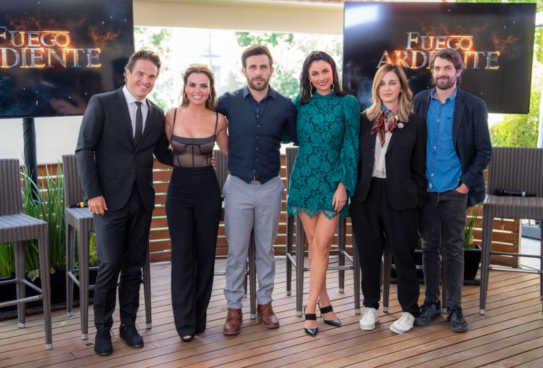-El productor Carlos Moreno da a conocer al elenco protagónico de “Fuego Ardiente”.