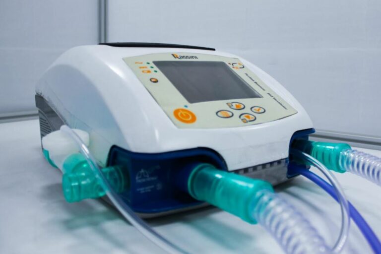 Egresados UDLAP contribuyeron al desarrollo de un ventilador para enfermedades respiratorias