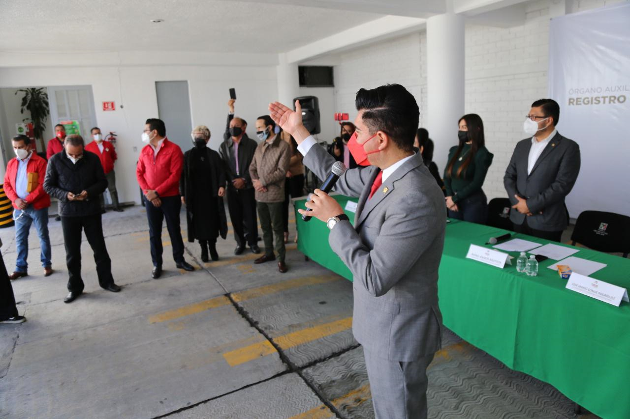 Jonathan Collantes se registra como candidato a diputado federal por el distrito 8