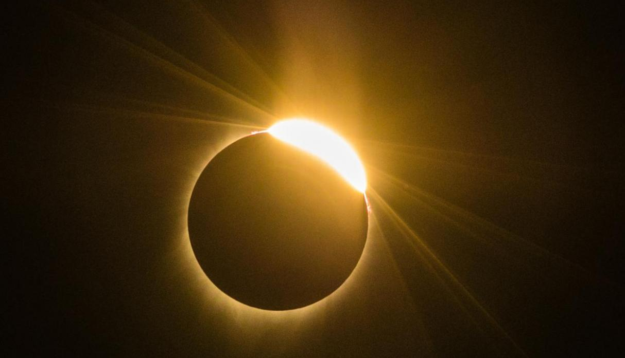 EN LAS NUBES. Nuestro nombre cósmico: Luna y sol