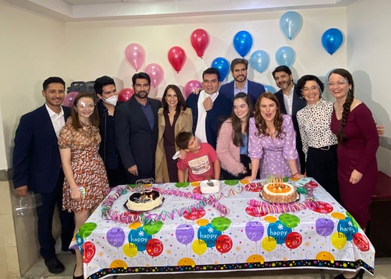 Festejan en grabaciones de “S.O.S Me estoy enamorando” el cumpleaños de Jorge Salinas y Gloria Sierra