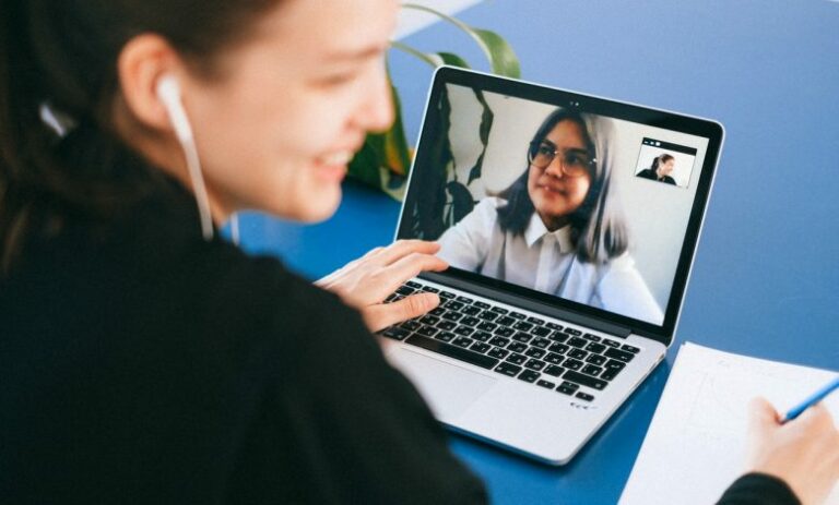 EN LAS NUBES. Sobre las conversaciones virtuales 