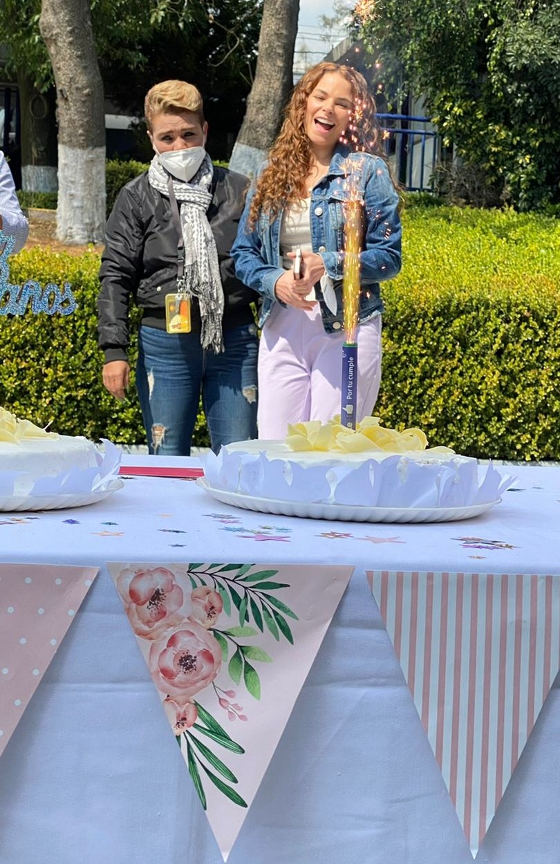 Elenco y producción de “Contigo sí” festejan su cumpleaños a Alejandra Robles Gil
