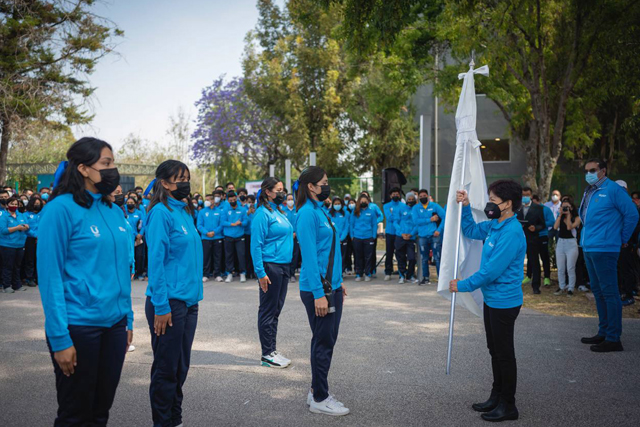 Entrega la Rectora Lilia Cedillo uniformes y bandera universitaria a la delegación deportista de la BUAP