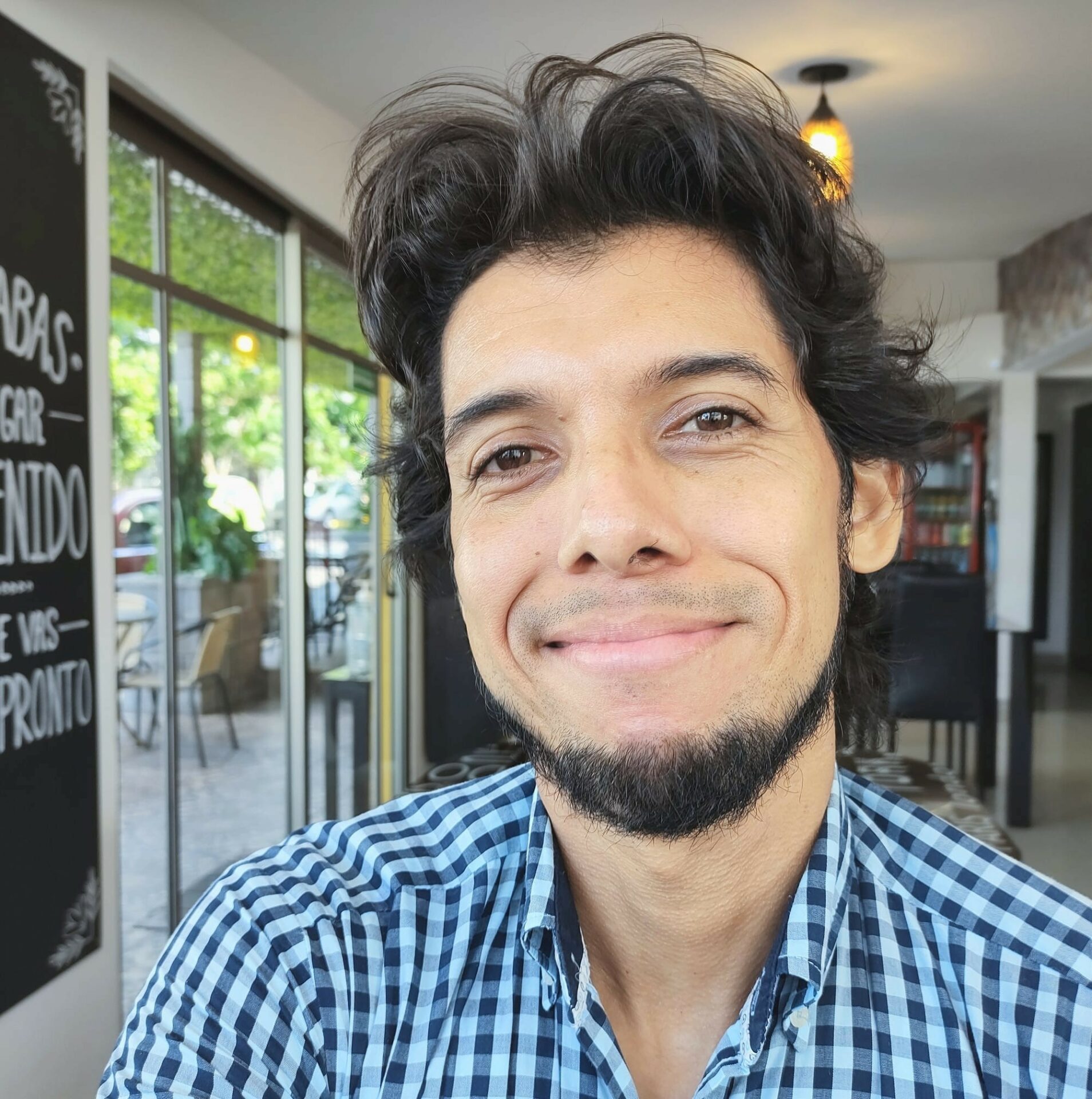 Carlos González Domínguez. Espejos rotos
