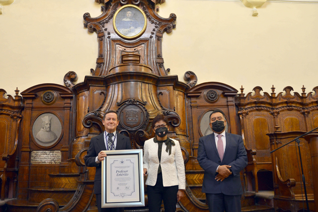Recibe reconocimiento como Profesor Emérito el doctor Gerardo Torres del Castillo