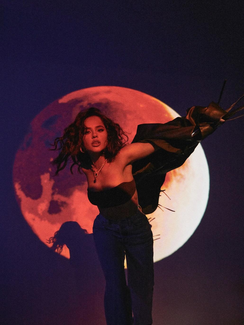 Becky G lanzó “Esquemas”, su segundo álbum