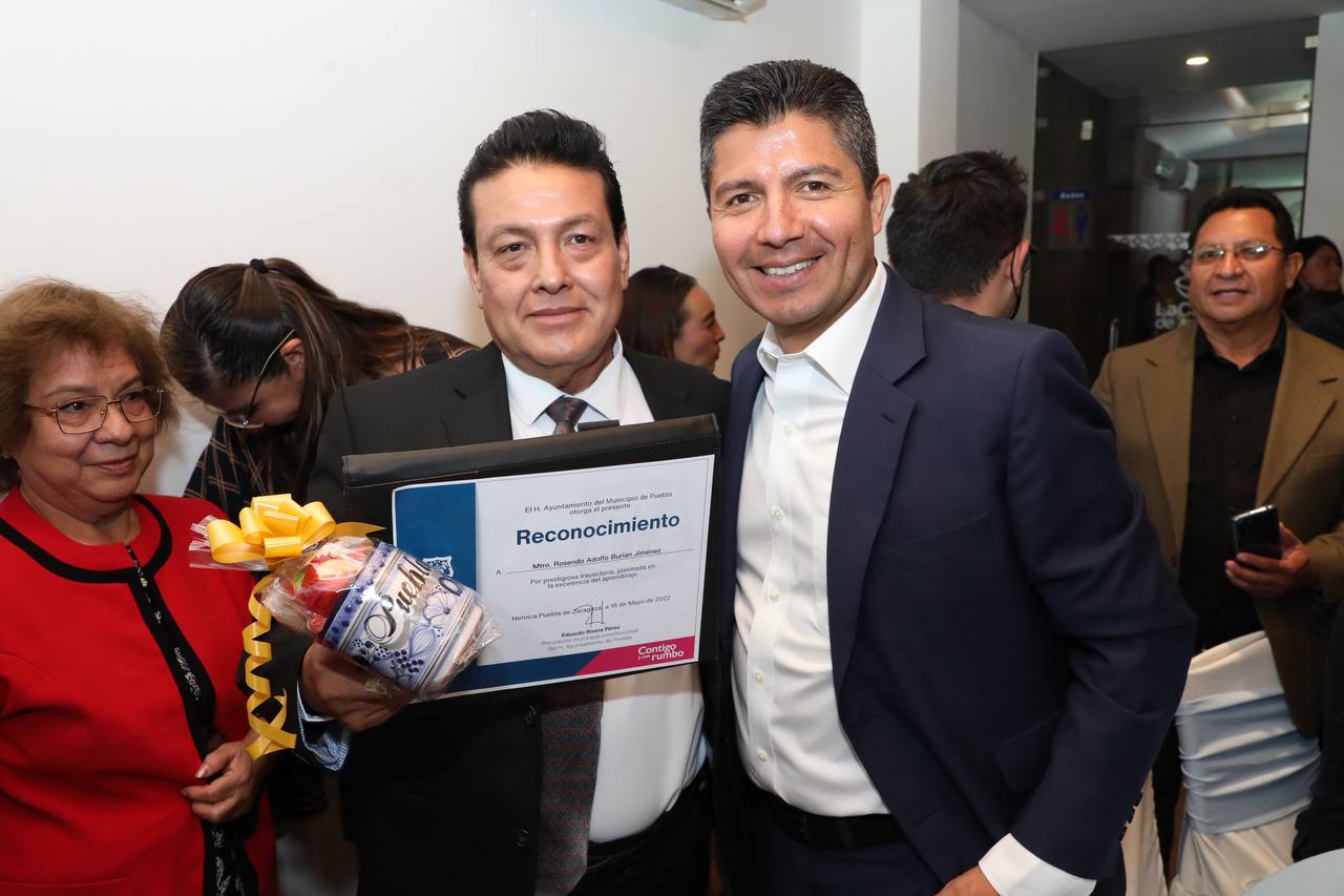 Eduardo Rivera reconoce labor de las y los maestros en Puebla
