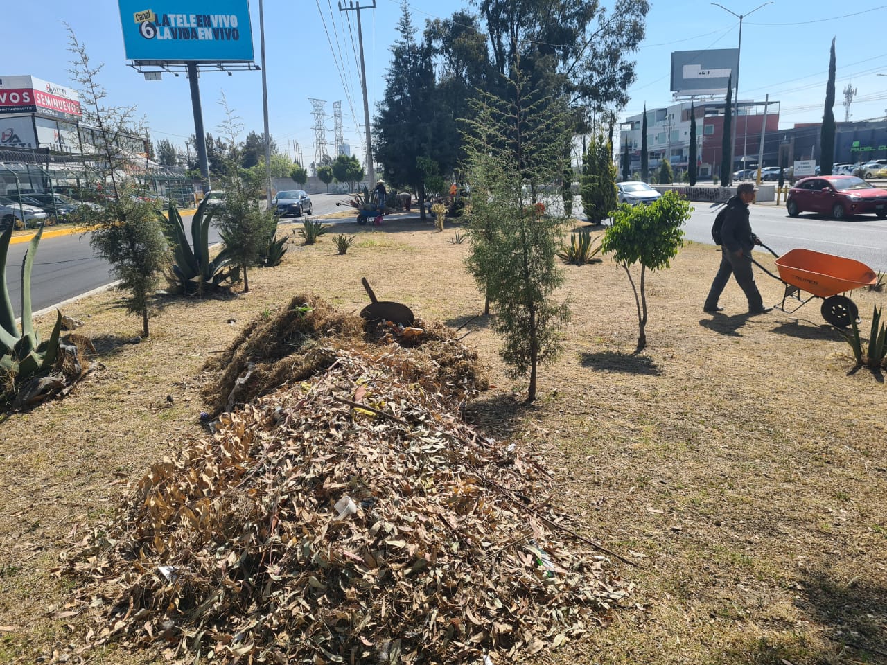 Ayuntamiento de San Pedro Cholula da mantenimiento a tramo de la recta a Cholula