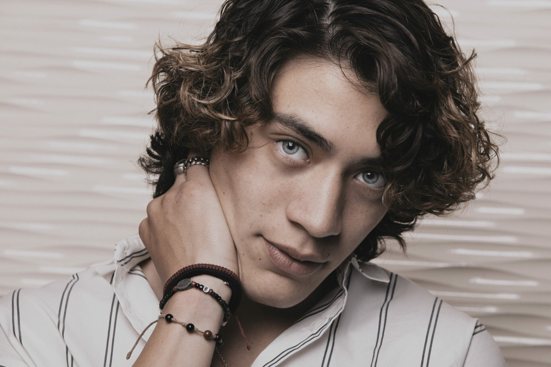 El joven actor y cantante Matías Gruener participa en la serie “Marea Alta”