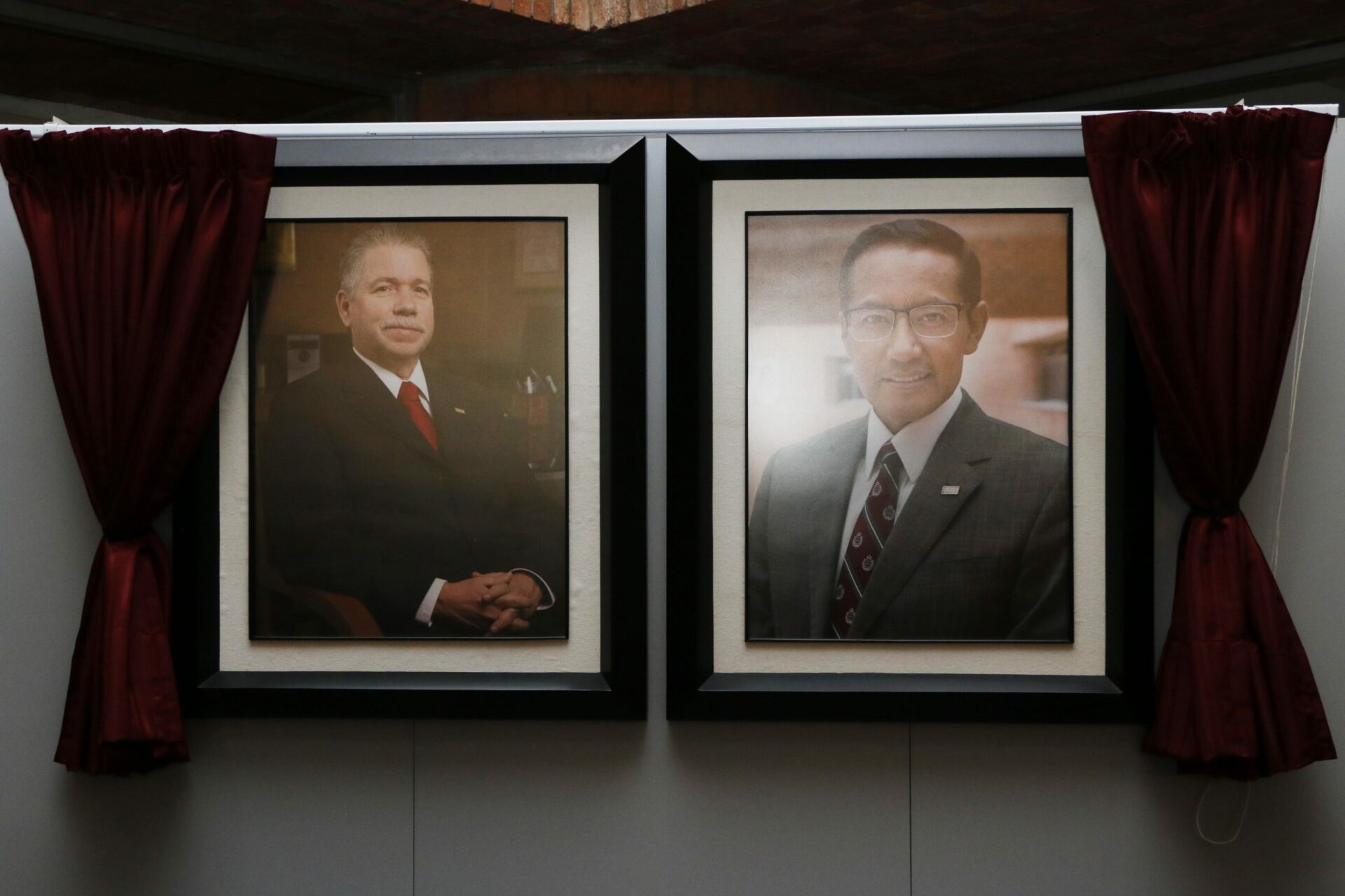 Develan retratos de David Fernández y Saúl Cuautle, exrectores de la IBERO