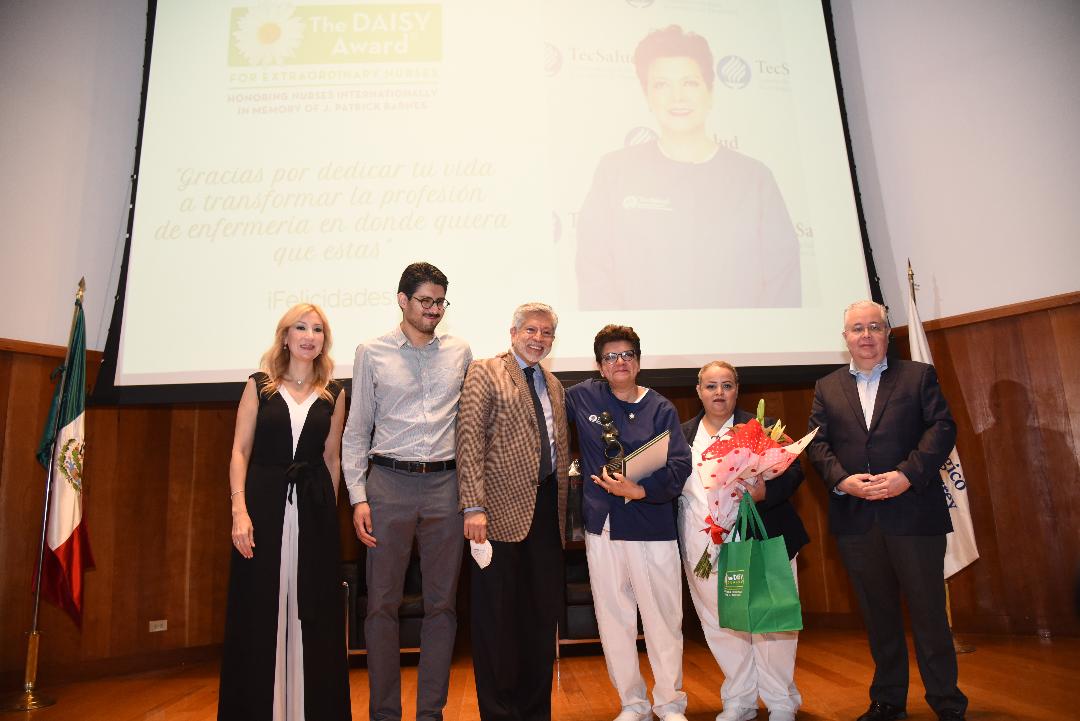 TecSalud, primera institución médica en la región norte en reconocer la labor de sus enfermeros con el DAISY Award