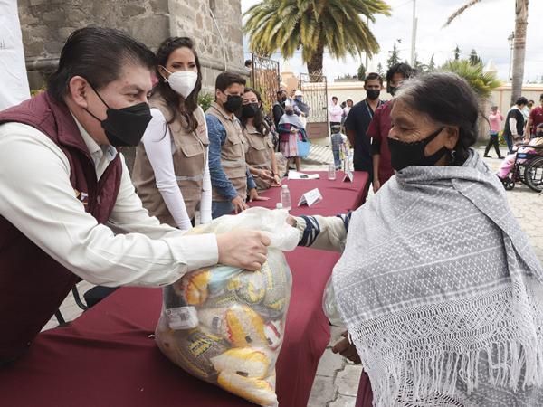 En San Miguel Canoa, SEDIF entrega apoyos alimentarios a adultos mayores