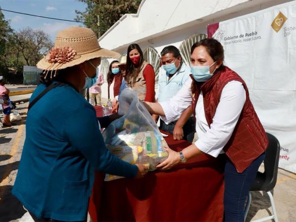 Con paquetes alimentarios, SEDIF beneficia a adultos mayores de Azumiatla