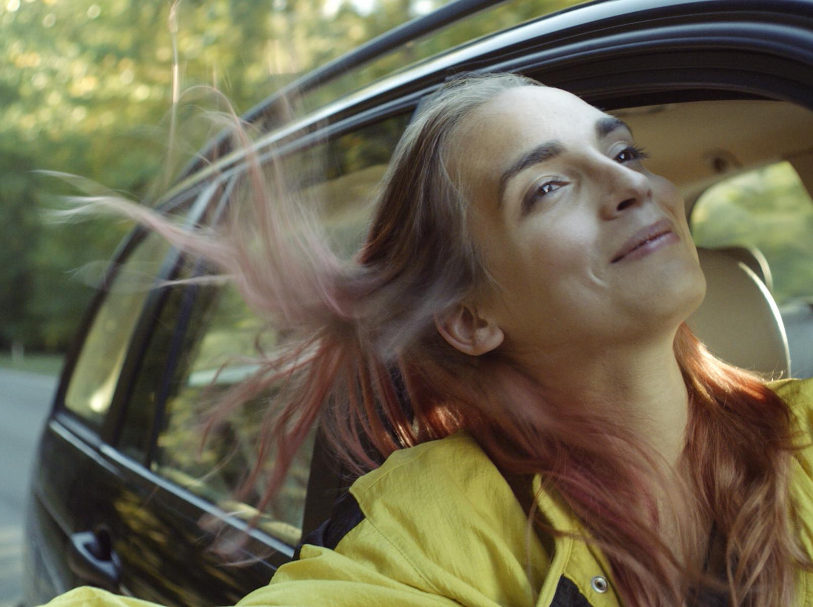 “La chica del cabello rosa y una patineta al hombro” se exhibirá en las Salas de Cine de Arte de CCU