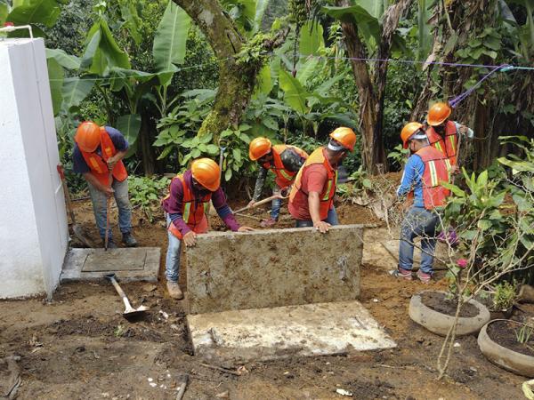 Entrega CEASPUE 20 sistemas de saneamiento a base de biodigestores en Hueytamalco