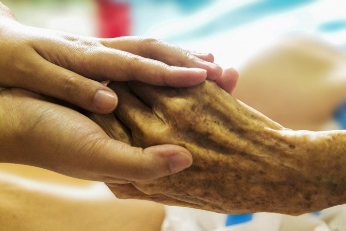 Culto a la belleza y juventud ahonda el maltrato a personas mayores