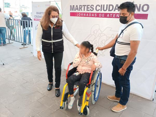 Con sillas especializadas, SEDIF apoya a niños con discapacidad en «Martes Ciudadano»