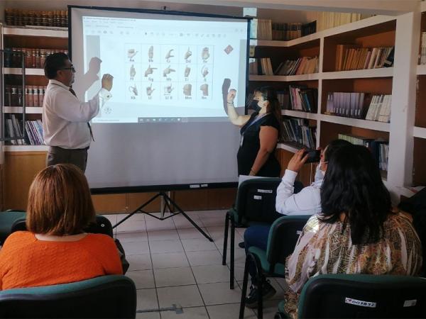 Defensoría Pública de la SEGOB, capacitada en Lengua de Señas Mexicana