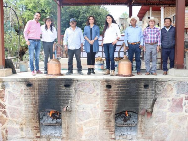 Con ventanilla única para acompañamiento de trámites, Economía reafirma apoyo al mezcal de Puebla
