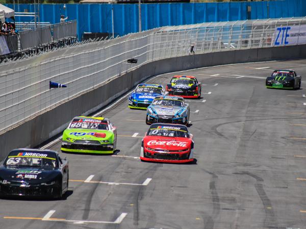 Disfrutan fanáticos de la velocidad de Nascar Series México