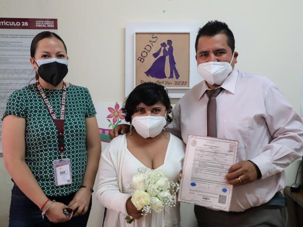 Con entrega de acta de matrimonio, SEDIF brinda certeza jurídica y fortalece unión familiar