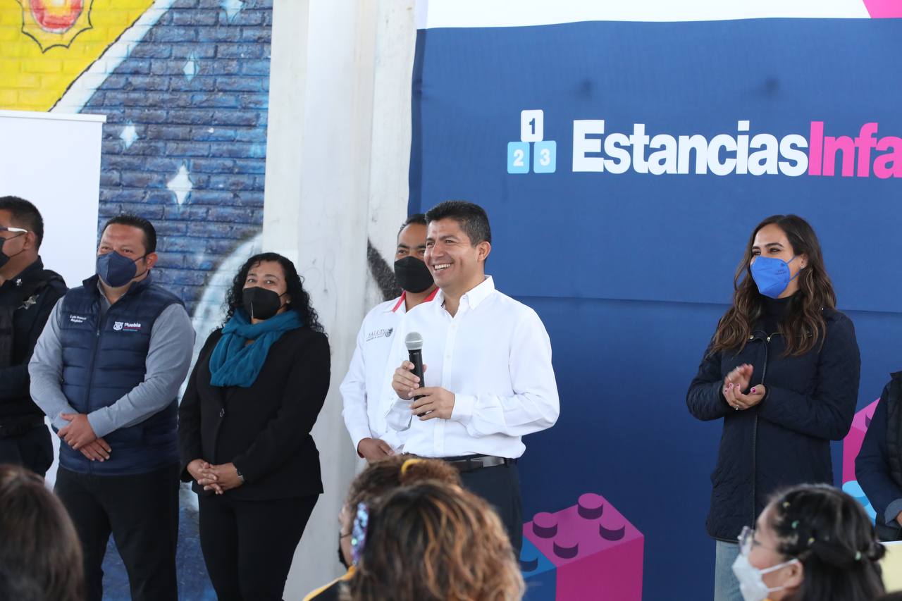 Eduardo Rivera Pérez sigue entregando becas e incentivos para estancias infantiles