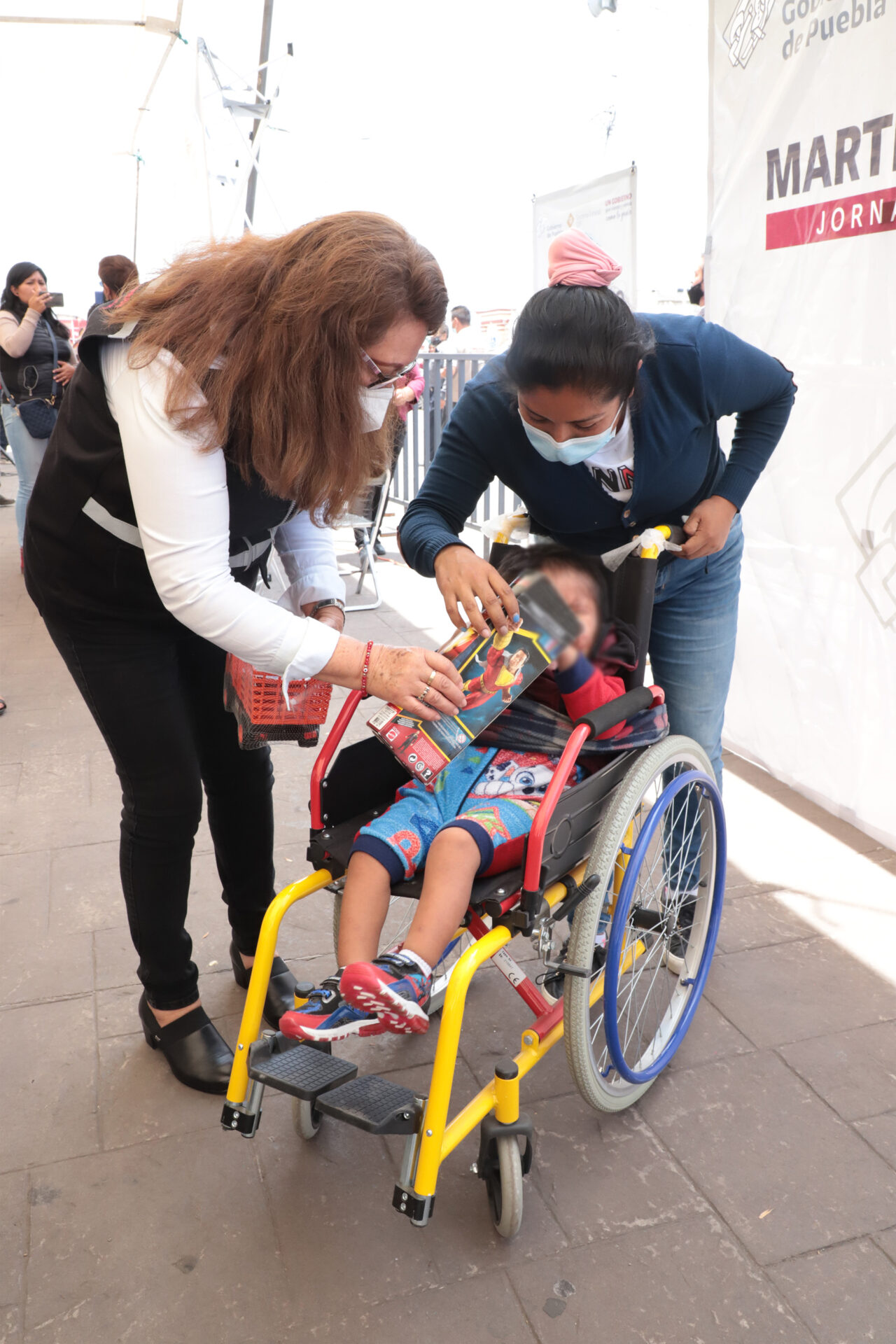 Con sillas especializadas, SEDIF apoya a niños con discapacidad en «Martes Ciudadano»