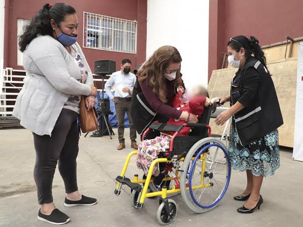 Con silla de ruedas especializada, SEDIF mejora calidad de vida de infante
