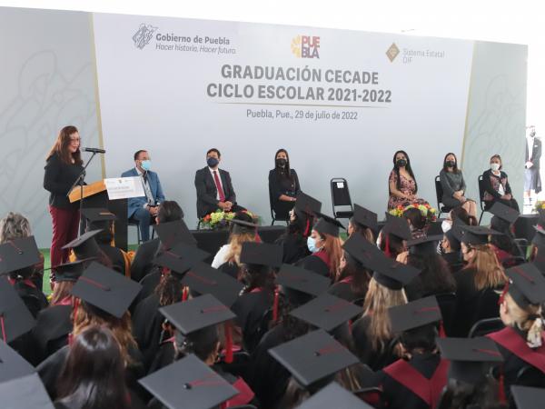 Profesionaliza SEDIF a alumnas y alumnos de los CECADE