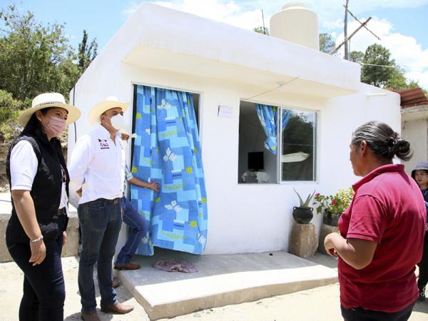 Lleva Bienestar programas sociales a Libres; entrega calentadores solares y dormitorios