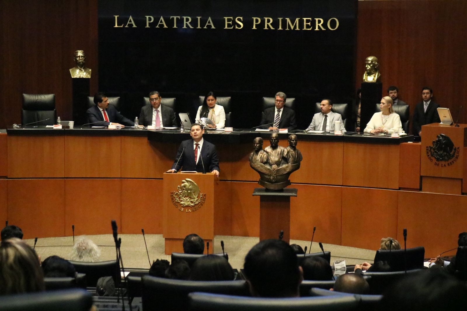 Inscriben en letras doradas a los tres Juanes en el Senado de la República