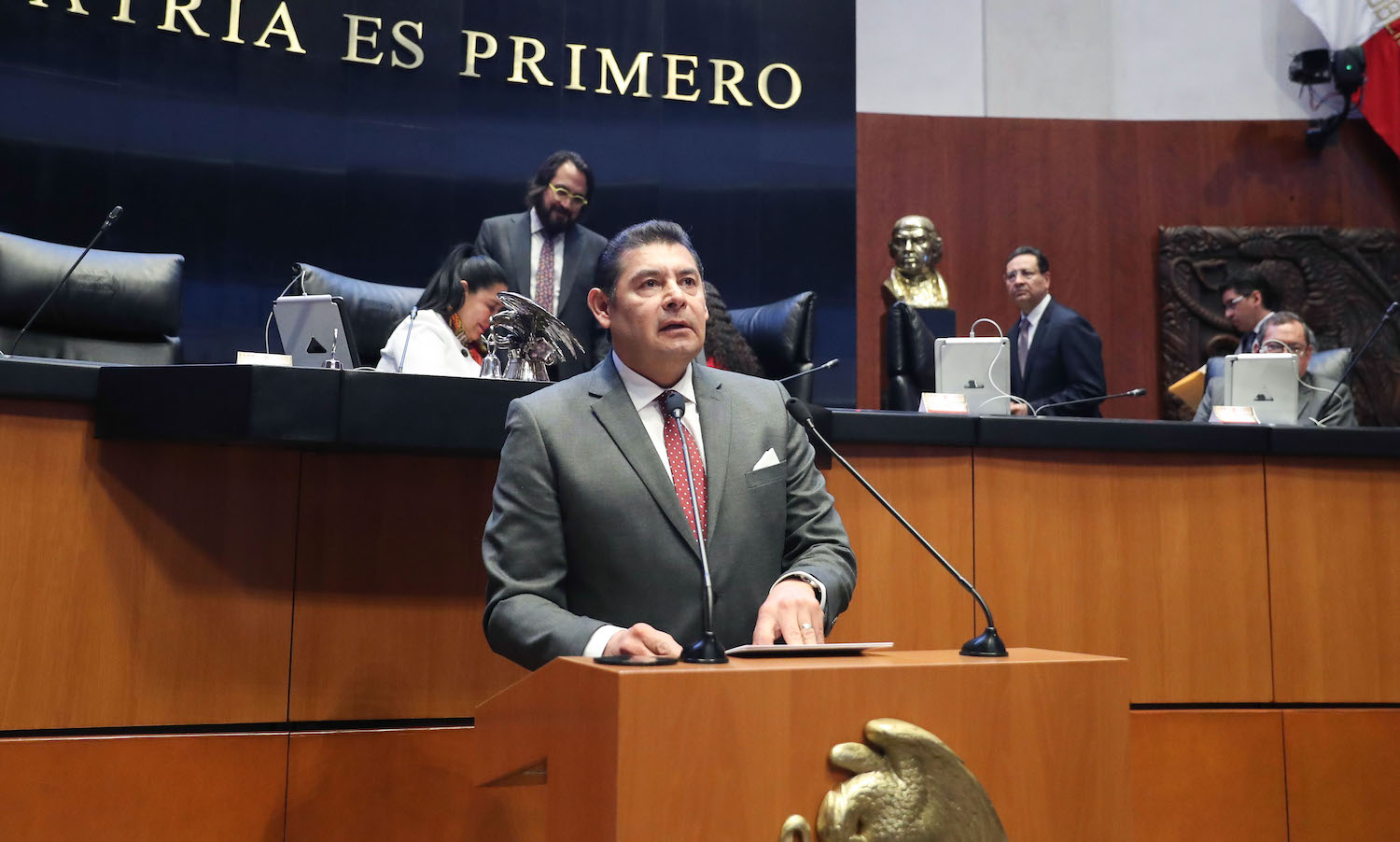 SIN LÍMITES.  Armenta presentó en  el Senado 32 iniciativas