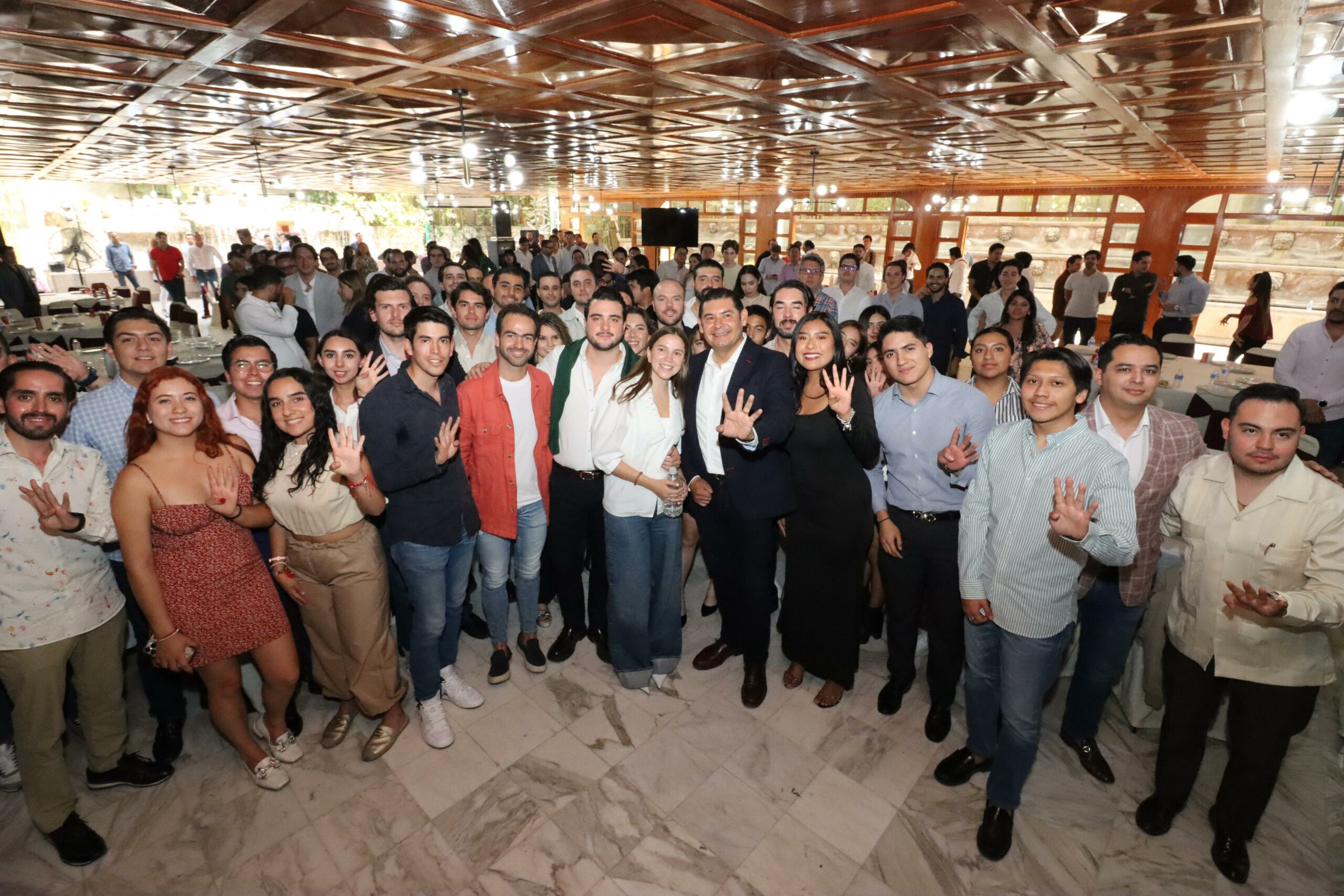 Dialoga Armenta con jóvenes empresarios poblanos sobre el futuro de Puebla