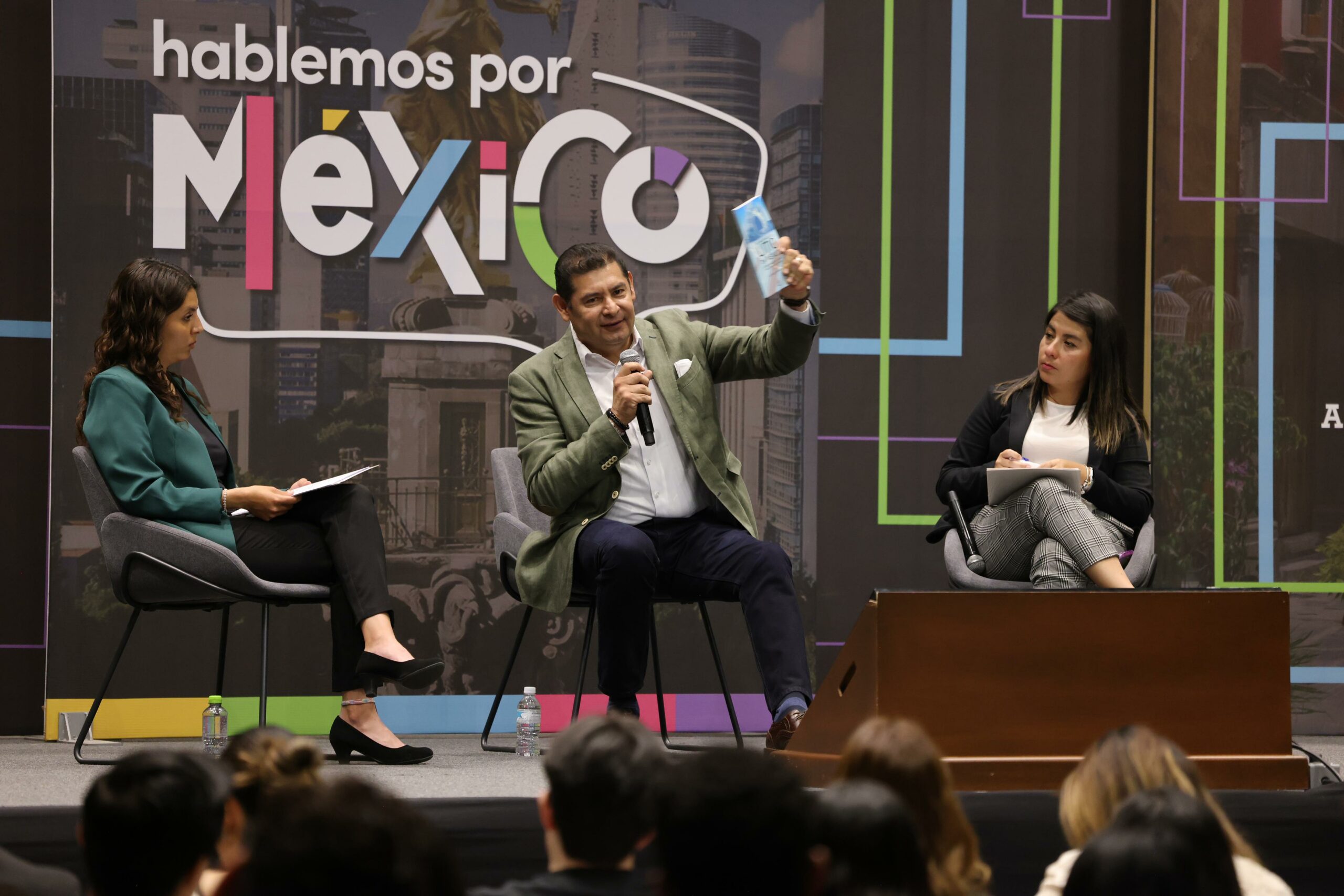 Exitoso diálogo de Armenta con jóvenes de la UPAEP reconociendo que ellas y ellos son el motor del desarrollo