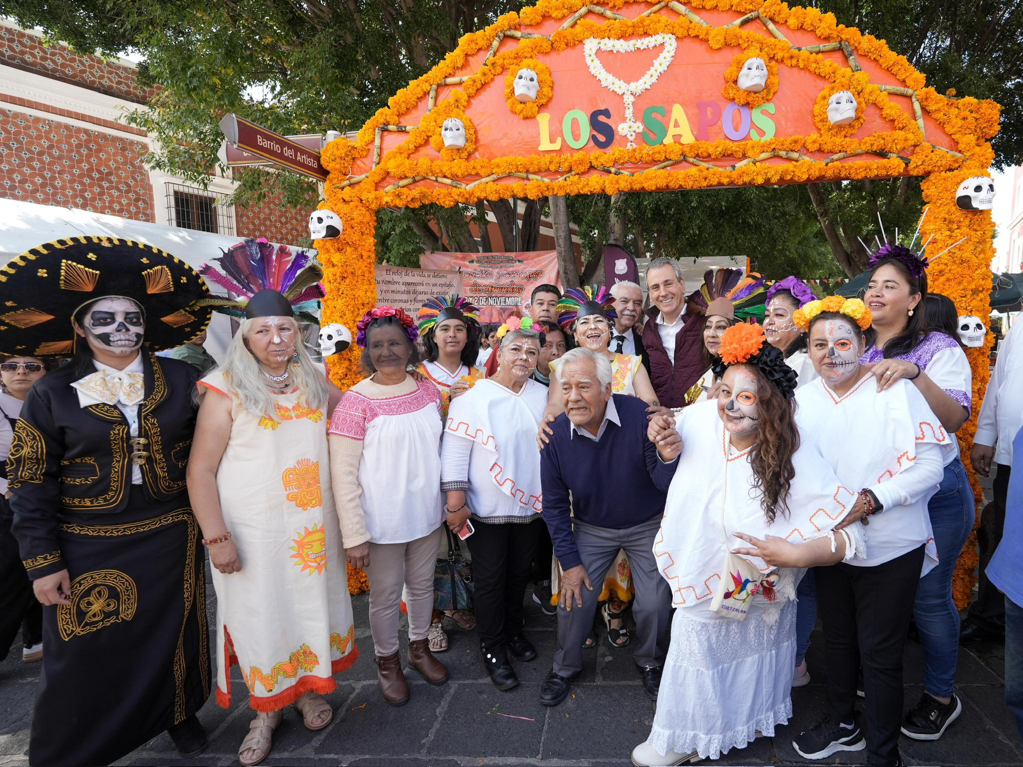 Trabajará Pepe Chedraui por preservar tradiciones; recorre ofrendas en la Plazuela de Los Sapos