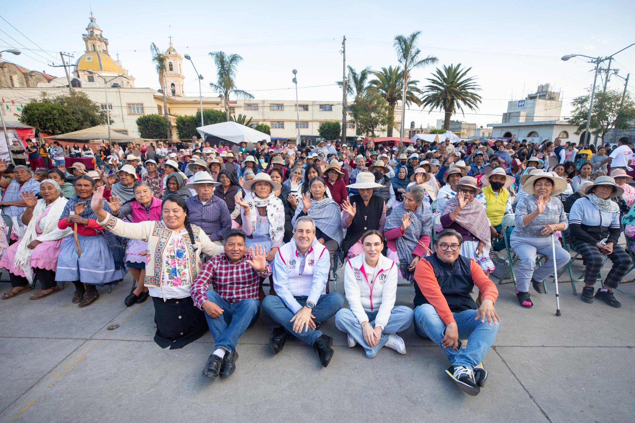 Visita SMDIF juntas auxiliares de Canoa y la Resurrección por festejos navideños
