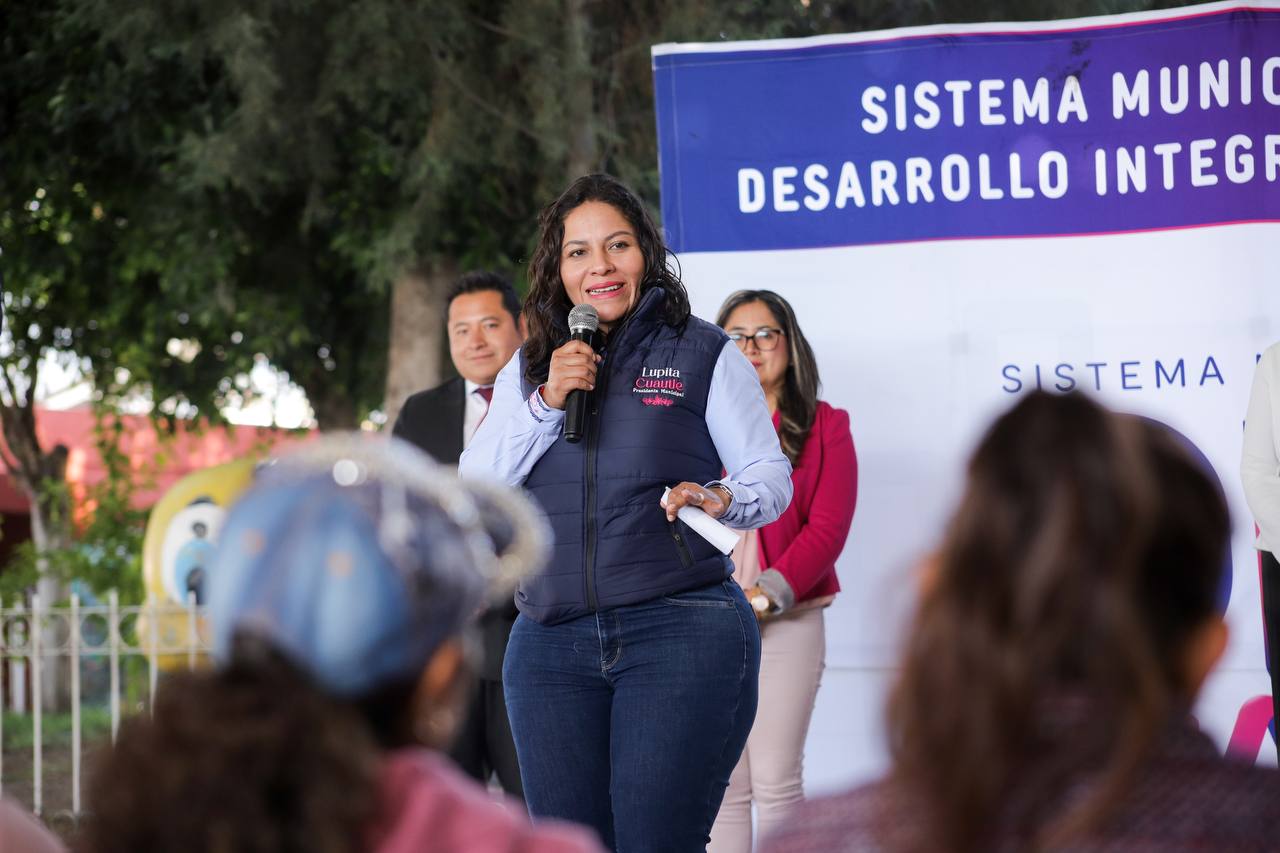 Lupita Cuautle encabezo el taller «Padres y Madres Construyendo el Futuro»