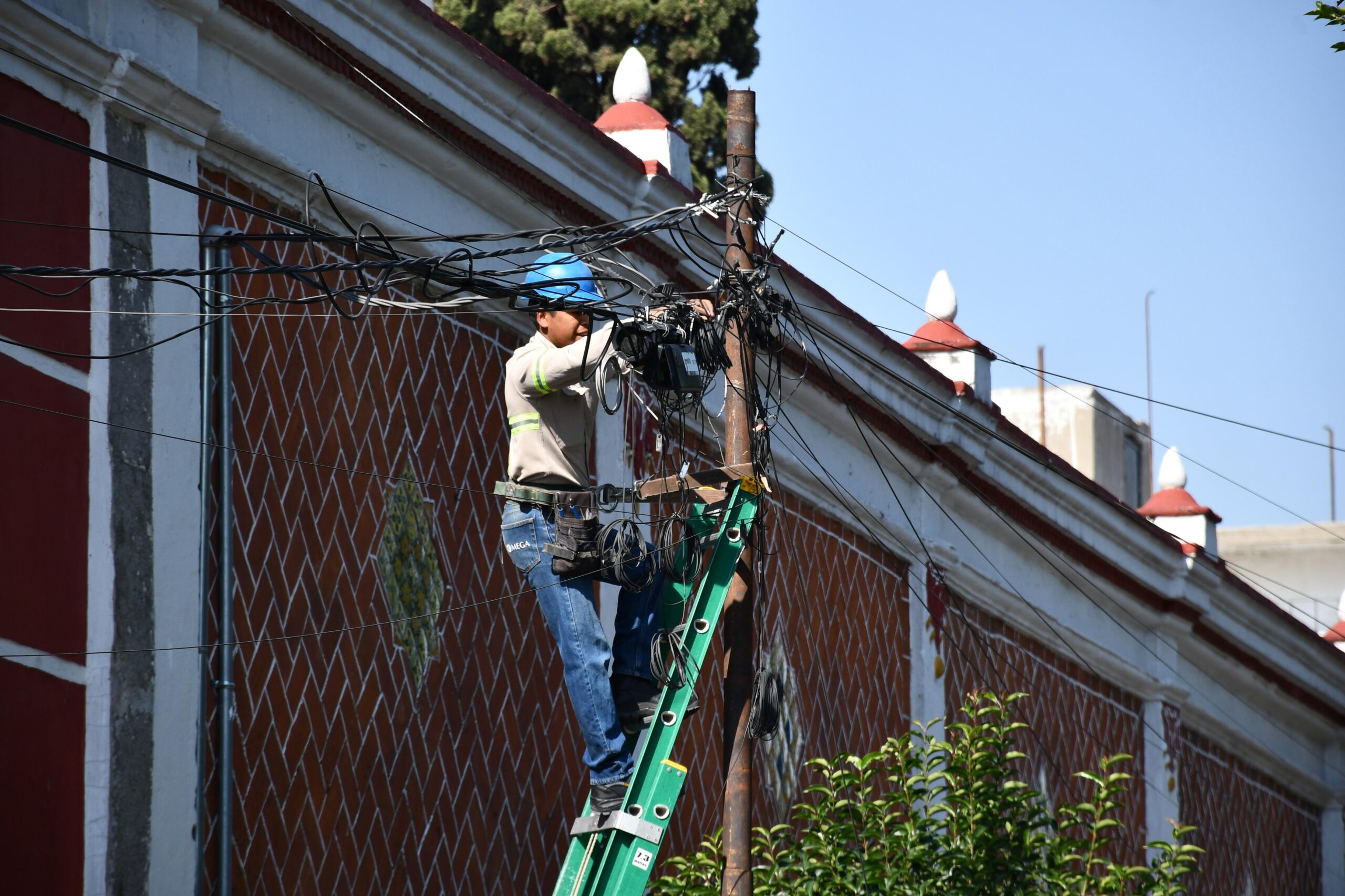 Gobierno de la Ciudad avanza con retiro de cableado en desuso para una Puebla más ordenada