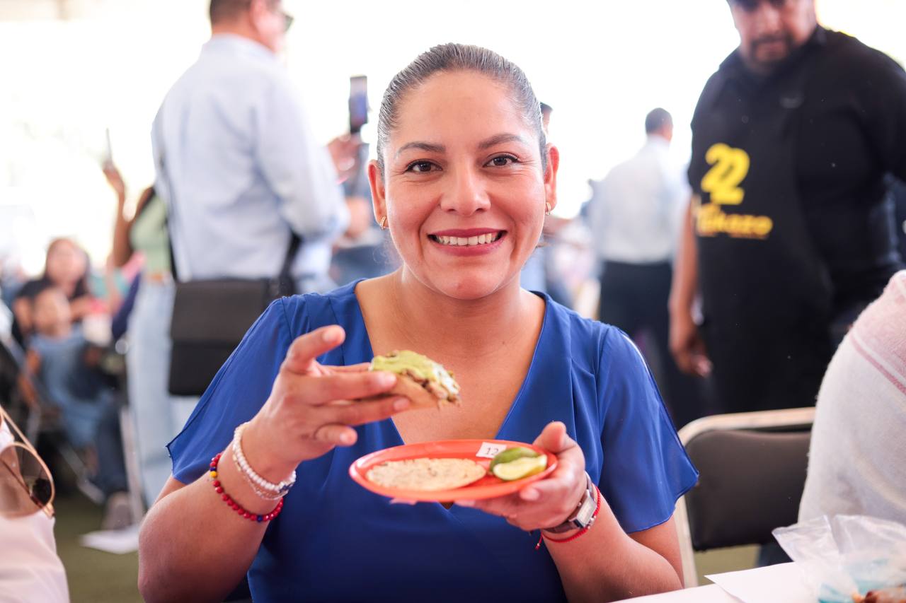 La Presidenta Municipal Lupita Cuautle, juez invitada en el concurso para reconocer el sabor y excelencia taquera