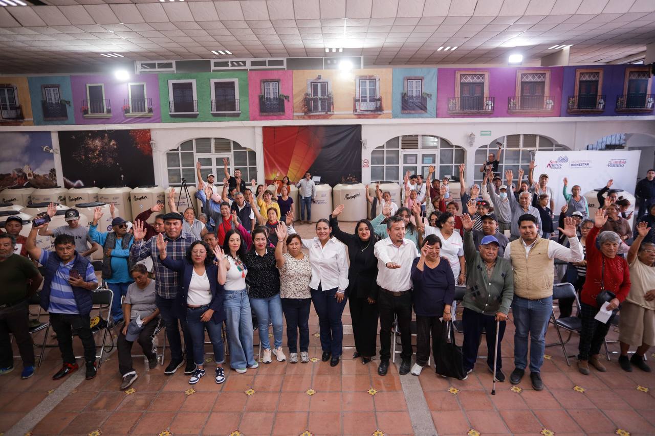 Mejora Lupita Cuautle condiciones de vida en San Andrés con entrega de tinacos