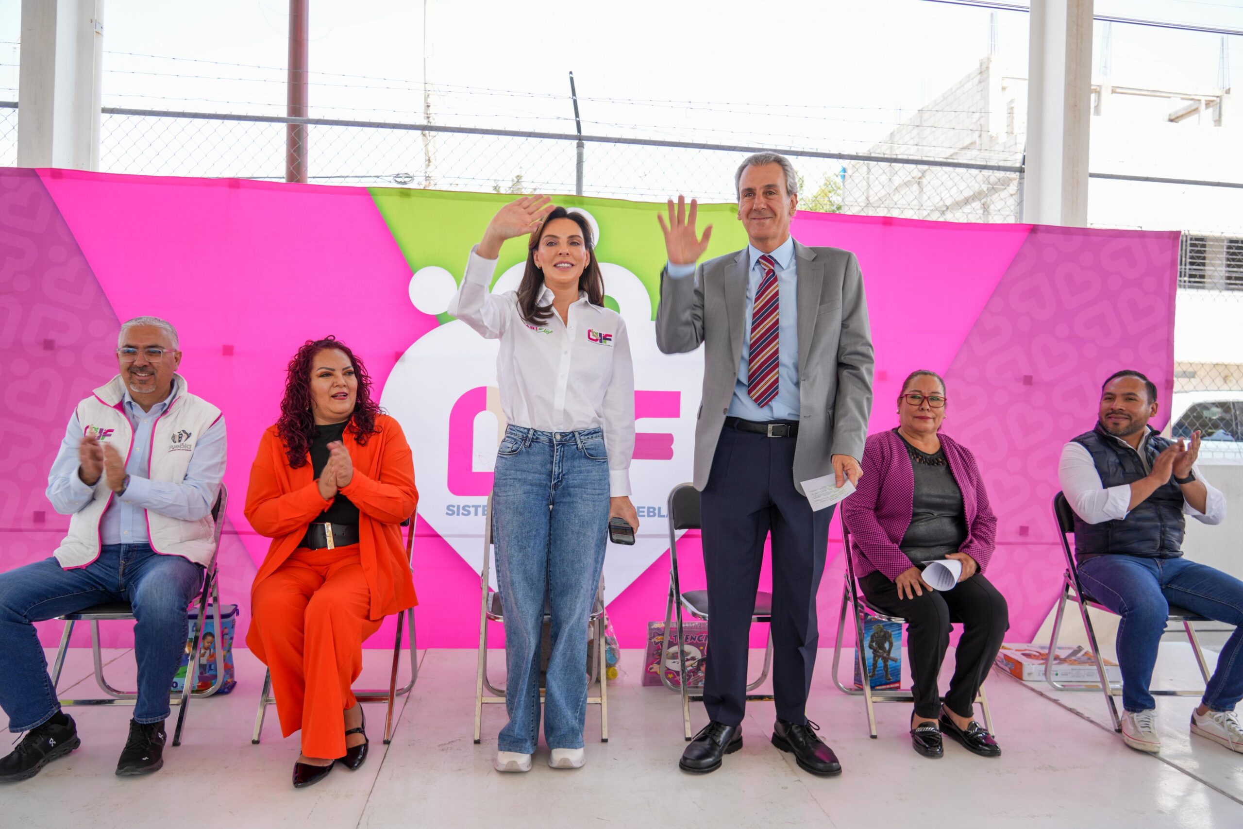 Pepe Chedraui y MariElise Budib conviven y regalan juguetes a niñas y niños del Centro Comunitario de San Ramón