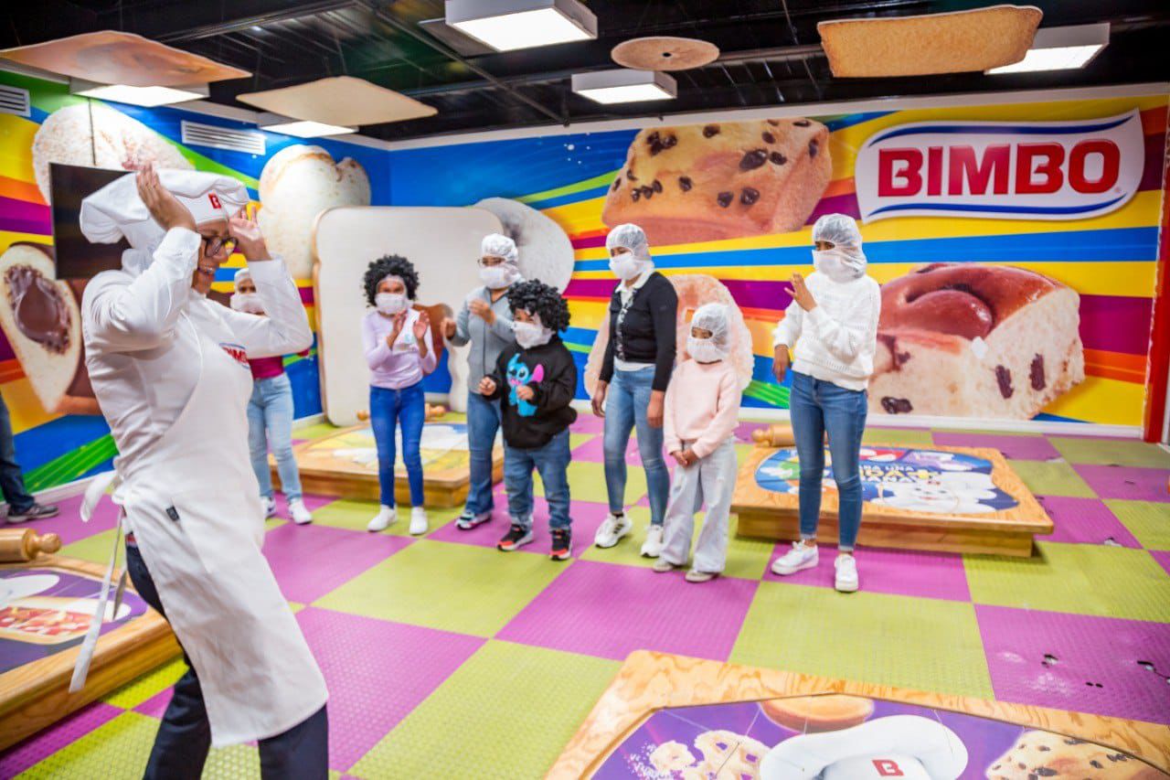 Visitan usuarias y usuarios del CMERI fábrica de Grupo Bimbo