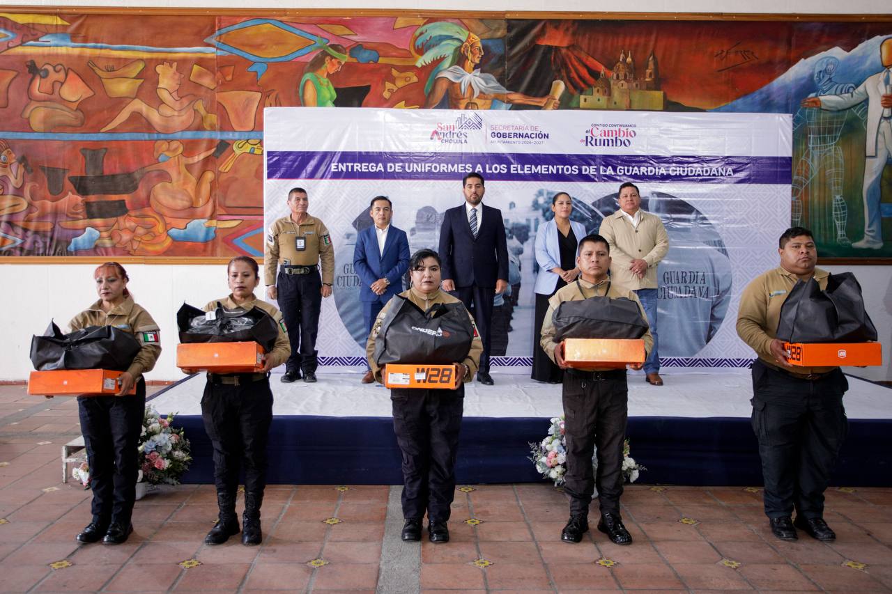 La presidenta municipal Lupita Cuautle Torres entregó uniformes a elementos de la Guardia Ciudadana