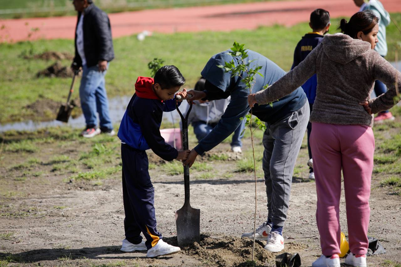 Lupita Cuautle Torres encabezó una jornada de reforestación en la primaria del Centro Escolar Doctor Alfredo Toxqui Fernández de Lara (CEDAT).