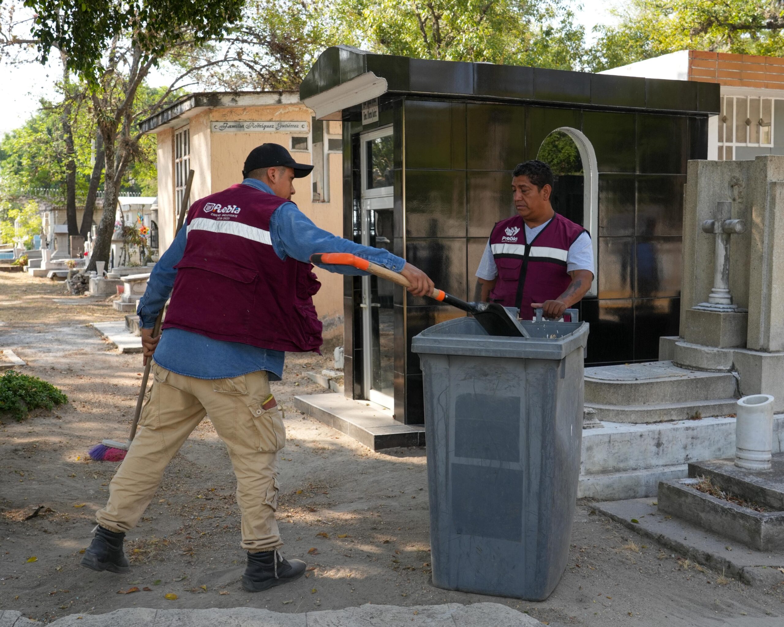 Garantiza Gobierno de la Ciudad seguridad de visitantes al Panteón Municipal por Día del Padre