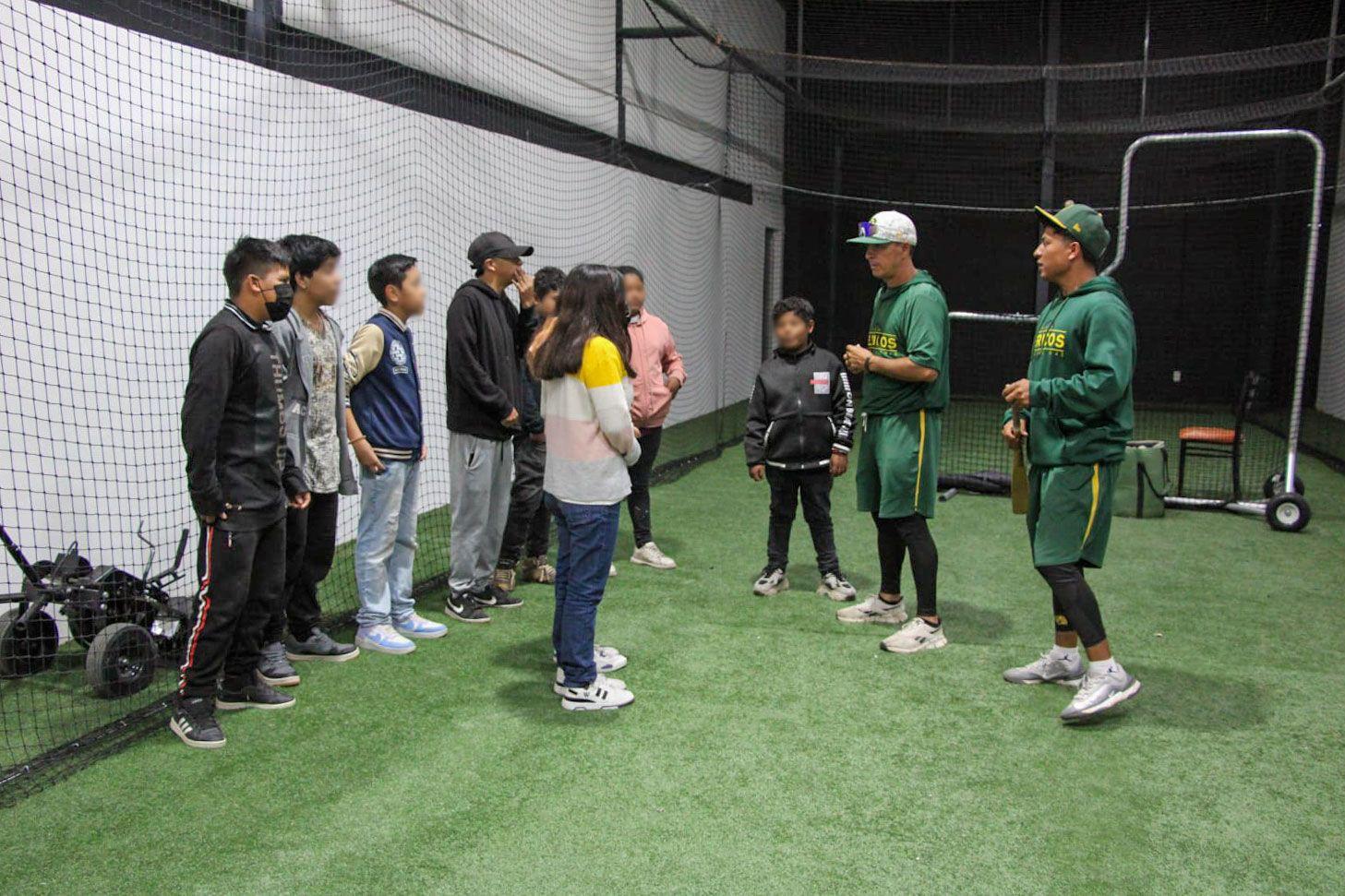 Realizan IMDP, SMDIF y Pericos de Puebla clínica deportiva para niñas y niños del Centro de Día